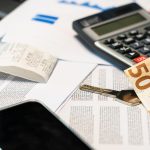 Documents administratifs, billets en euros, calculatrice et smartphone