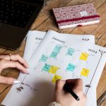 Mains cochant des dates sur un calendrier