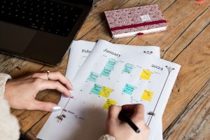 Mains cochant des dates sur un calendrier