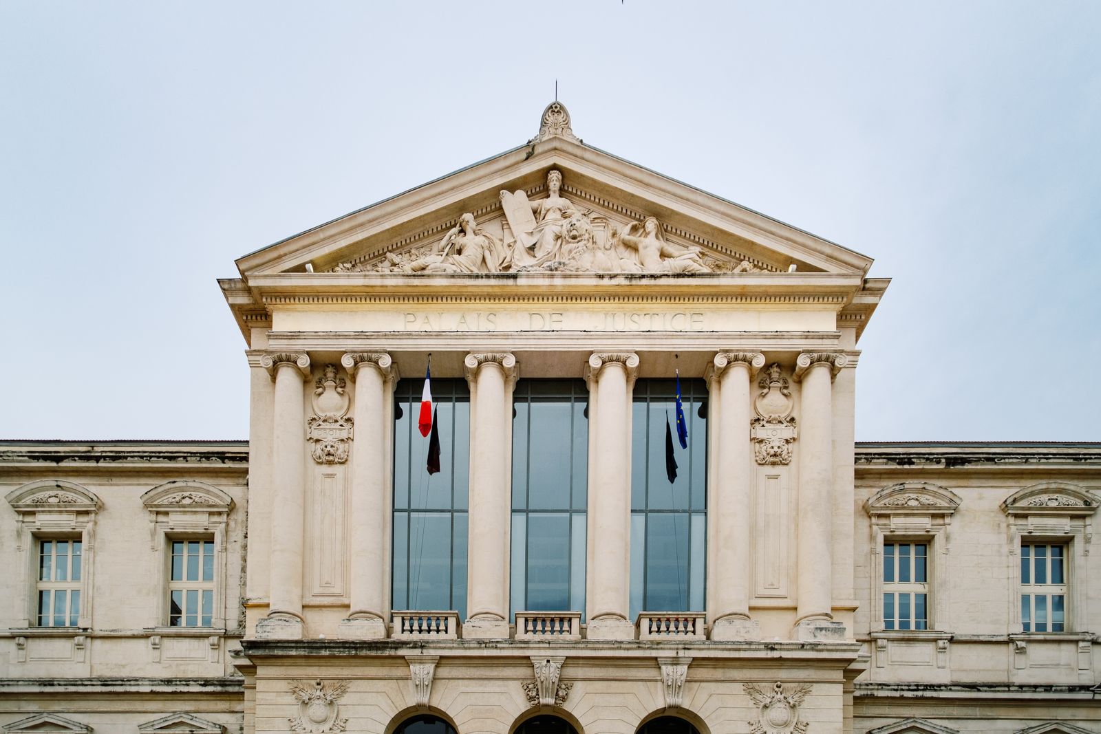 Façade d’un palais de justice français