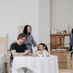 Famille avec un enfant en entretien avec une travailleuse sociale