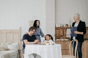 Famille avec un enfant en entretien avec une travailleuse sociale