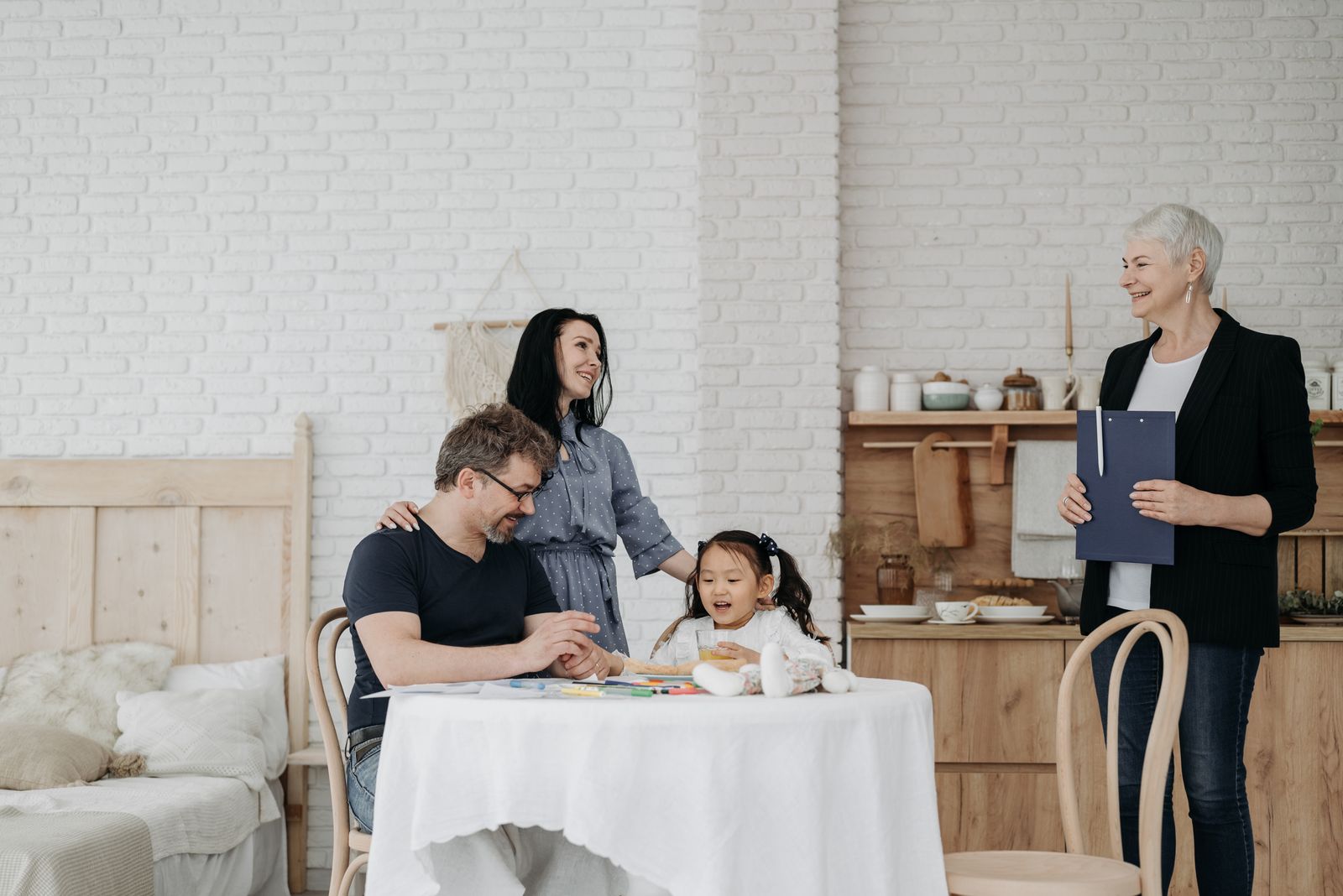 Famille avec un enfant en entretien avec une travailleuse sociale